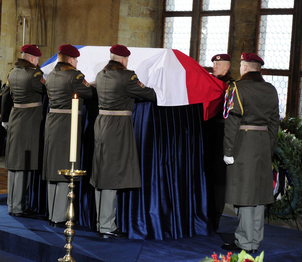 Vojáci uložili rakev na katafalk ve Vladislavském sále