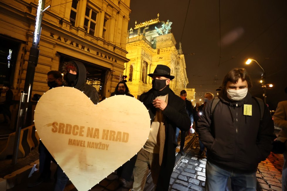 Vzpomínkový pochod Srdce na Hrad 2020 na Hradčanské náměstí v den výročí úmrtí bývalého prezidenta Václava Havla se konal 18. prosince 2020 v Praze.
