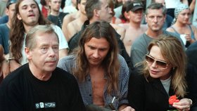 Václav Havel na archivní fotografii na trutnovském hudebním festivalu. S manželkou Dagmar a organizátorem Martinem Věchetem.