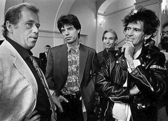 Prezident Československa Václav Havel spolu s členy skupiny Rolling Stones (Praha, 1990)