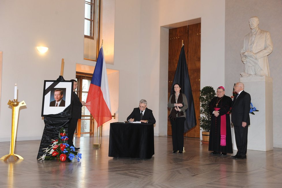 Do kondolenční knihy na Pražském hradě se jako první zapsali Václav Klaus, Dominik Duka, Miroslava Němcová či Milan Štěch.