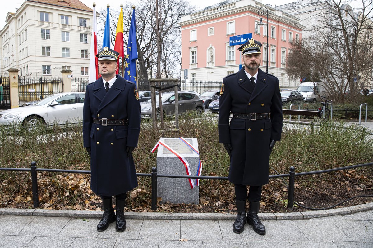 Ve Varšavě, poblíž českého velvyslanectví, odhalili 17. prosince 2021 pamětní desku Václava Havla k desátému výročí jeho úmrtí. 