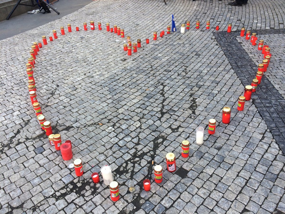 Na Jungmannově náměstí se zapalovaly svíčky za Václava Havla.