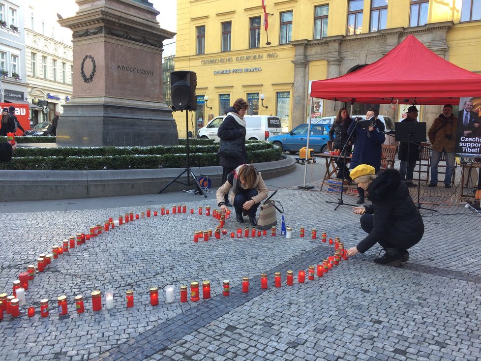 Lidé přicházeli a zapalovali svíčky. Během prvních hodin jich bylo několik desítek.