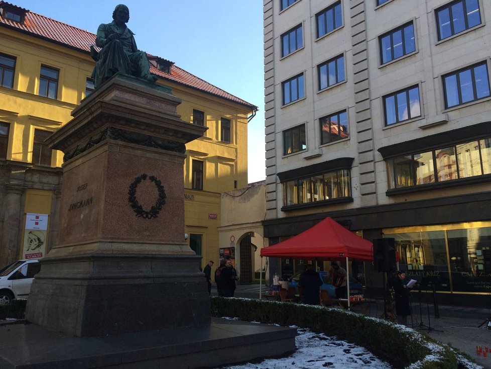 Akce „Svíčka pro Václava Havla&#34; se konala v den jeho úmrtí na Jungmannově náměstí.