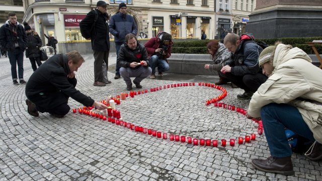 Lidé na Jungmannově náměstí v Praze vzpomínají na Václava Havla.