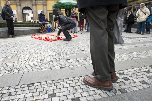 Lidé na Jungmannově náměstí v Praze vzpomínají na Václava Havla.
