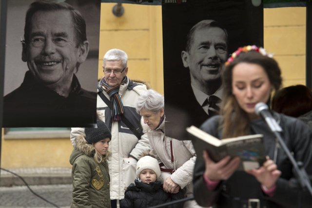 Lidé na Jungmannově náměstí v Praze vzpomínají na Václava Havla.