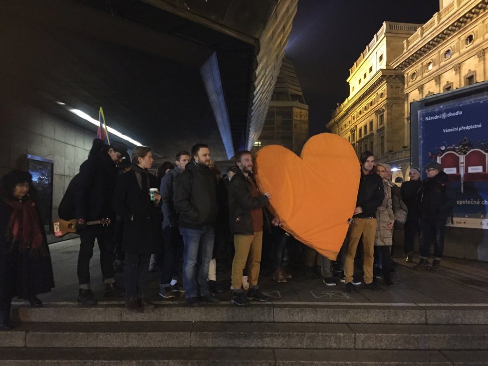 Stovky lidí uctívají průvodem na Hrad vzpomínku na Václava Havla, který zemřel přesně před 7 lety.