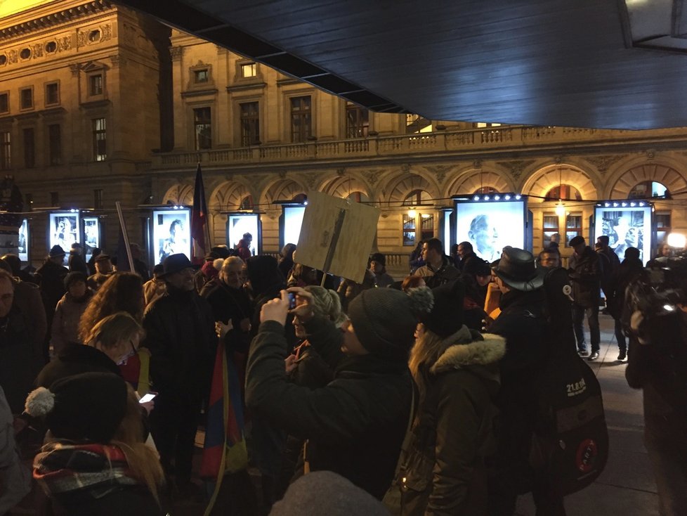 Stovky lidí uctívají průvodem na Hrad vzpomínku na Václava Havla, který zemřel přesně před 7 lety.