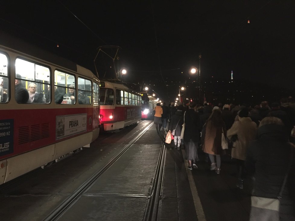 Stovky lidí uctívají průvodem na Hrad vzpomínku na Václava Havla, který zemřel přesně před 7 lety.