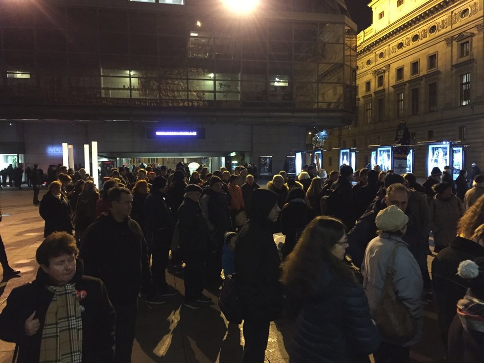 Stovky lidí uctívají průvodem na Hrad vzpomínku na Václava Havla, který zemřel přesně před 7 lety.