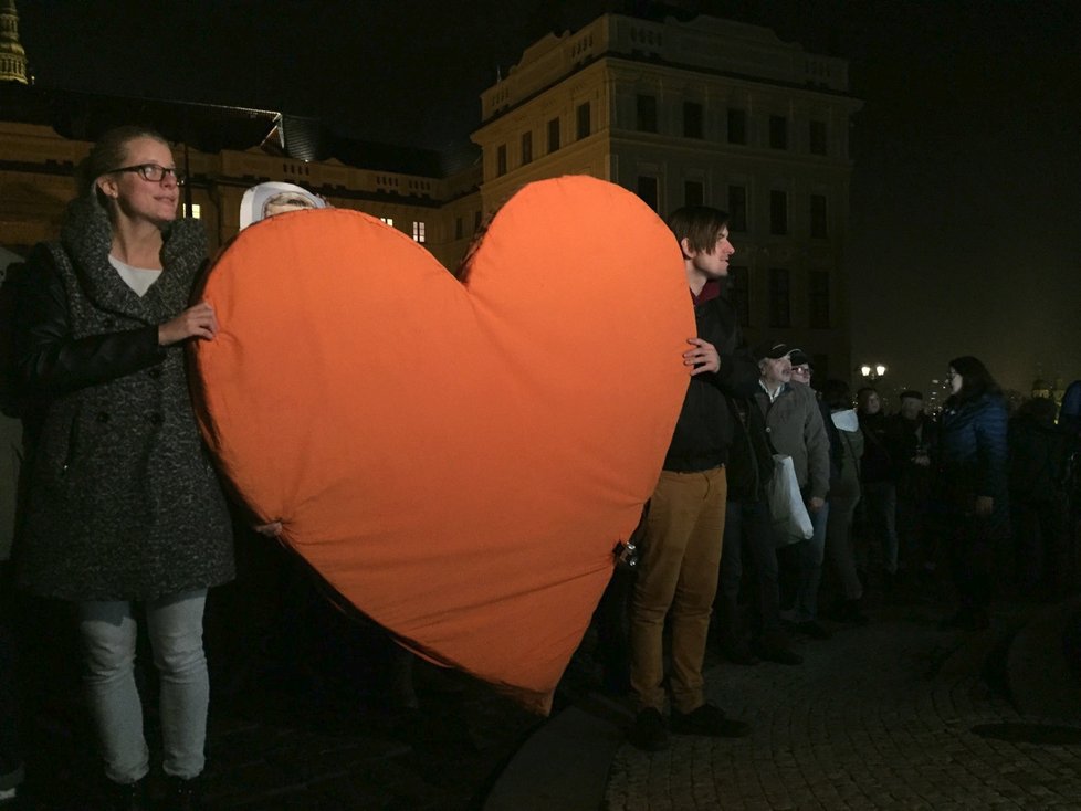 Stovky lidí uctívají průvodem na Hrad vzpomínku na Václava Havla, který zemřel přesně před 7 lety.