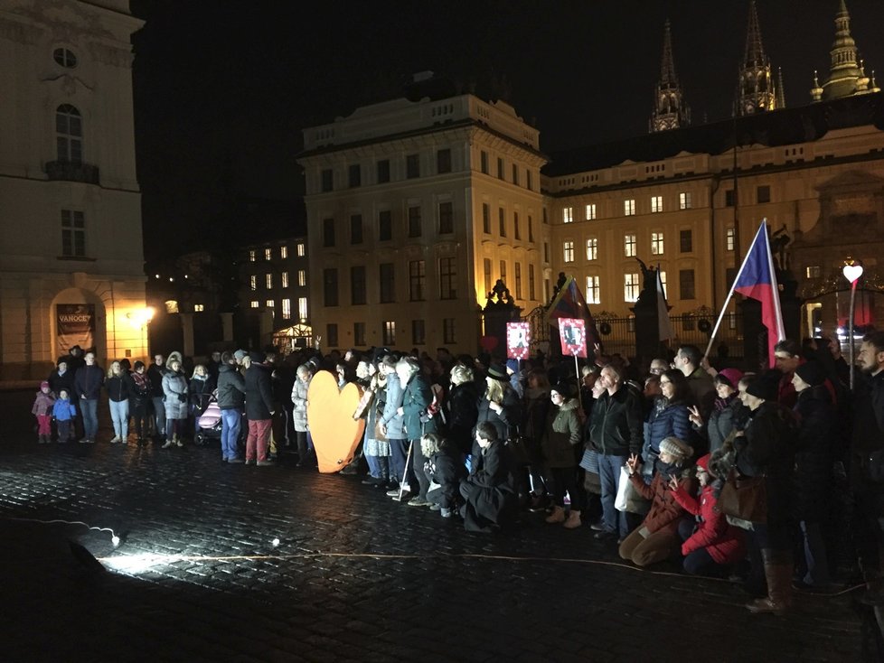 Stovky lidí uctívají průvodem na Hrad vzpomínku na Václava Havla, který zemřel přesně před 7 lety.