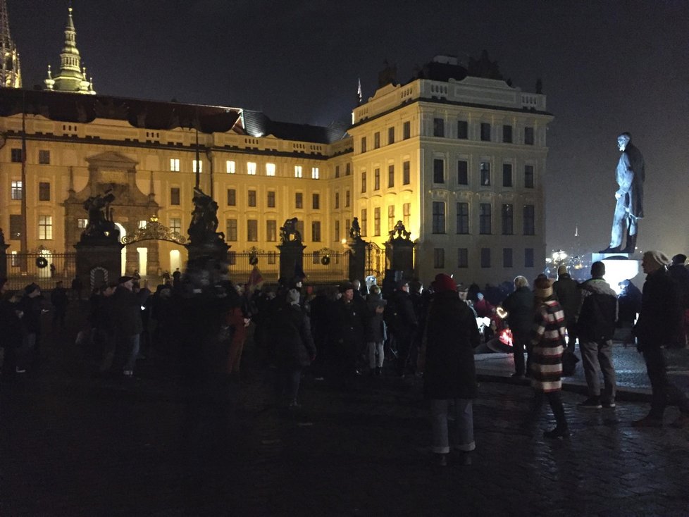 Stovky lidí uctívají průvodem na Hrad vzpomínku na Václava Havla, který zemřel přesně před 7 lety.