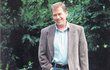 1996 - Havel pózuje s fenkou knírače Ďulou, kterou si pořídil s první ženou Olgou. Fenka ale nakonec musela z domácnosti, protože se nesnášela s pejskem druhé manželky Dagmar. 1996 - Havel pózuje s fenkou knírače Ďulou, kterou si pořídil s první ženou Olgou. Fenka ale nakonec musela z domácnosti, protože se nesnášela s pejskem druhé manželky Dagmar.