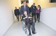 Prosinec 2011 - Naposledy se Václav Havel ukázal déle na veřejnosti při návštěvě tibetského dalajlamy počátkem prosince. Doprovod ho musel přepravovat na vozíku. Prosinec 2011 - Naposledy se Václav Havel ukázal déle na veřejnosti při návštěvě tibetského dalajlamy počátkem prosince. Doprovod ho musel přepravovat na vozíku.