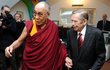 10. prosince 2011 - Poslední veřejná vystoupení Václava Havla. Setkal se s tibetským duchovním vůdcem dalajlámou  a obdržel cenu Jána Langoše. Vozík už je pro Havla nezbytný.