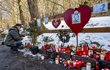 Bývalého prezidenta Václava Havla si 18. prosince 2021 u jeho chalupy na Hrádečku na Trutnovsku připomněly desítky lidí. Květiny, hořící svíčky nebo symboly srdce oživily prostranství před Havlovou chalupou, kde před deseti lety zemřel.