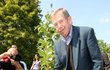září 2009: Václav havel v botanické zahradě zasadil strom