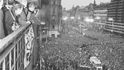 listopad 89. Rozehnáním studentské demonstrace začala 17. listopadu 1989 takzvaná sametová revoluce, která ukončila čtyřicet let komunistického režimu v Československu. Na balkoně budovy Melantrichu jsou 21. listopadu zleva Václav Havel, Alexander Dubček a Václav Malý. listopad 89. Rozehnáním studentské demonstrace začala 17. listopadu 1989 takzvaná sametová revoluce, která ukončila čtyřicet let komunistického režimu v Československu. Na balkoně budovy Melantrichu jsou 21. listopadu zleva Václav Havel, Alexander Dubček a Václav Malý.
