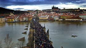 Průvod na Karlově mostě