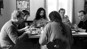 Muzikantům z kapely Plastic People of the Universe poskytl Havel nejen prostor k natáčení, ale projevil se i jako pozorný hostitel