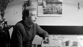 Václav Havel se skleničkou v ruce diskutoval rád a dlouho