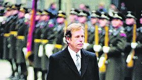 Snímek, který obletěl svět. Václav Havel při první přehlídce Hradní stráže.