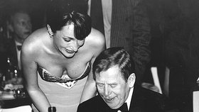 Havel okouzloval (a stále okouzluje) i krásné ženy! Na snímku se zpěvačkou Sisou Sklovskou