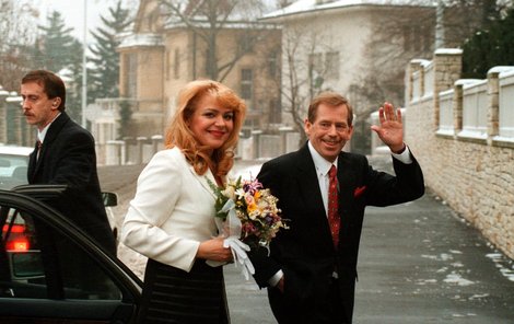 Dagmar a Václav Havlovi po bleskové svatbě roku 1997.
