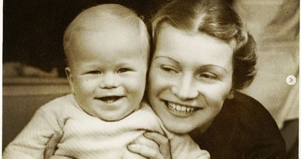 Václav Havel jako malé miminko se svou maminkou