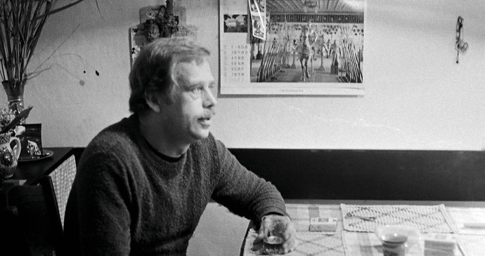 Václav Havel se skleničkou v ruce diskutoval rád a dlouho