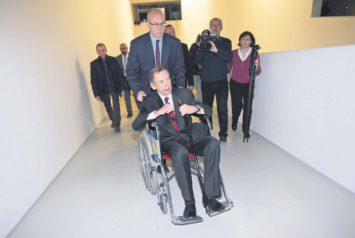 Prosinec 2011 - Naposledy se Václav Havel ukázal déle na veřejnosti při návštěvě tibetského dalajlamy počátkem prosince. Doprovod ho musel přepravovat na vozíku.