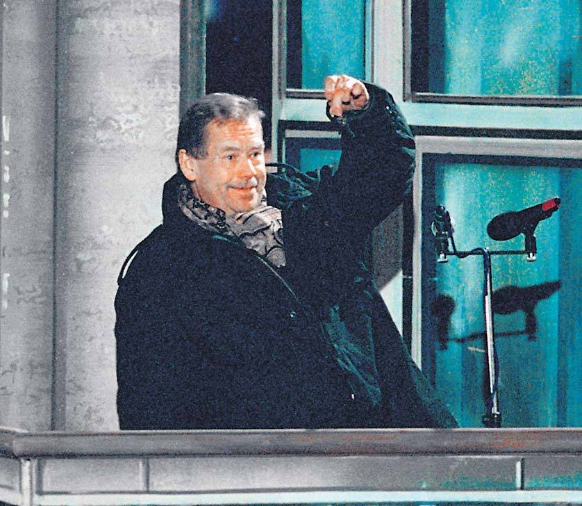 1999 - Na desáté výročí revoluce si Havel zazvonil klíči.