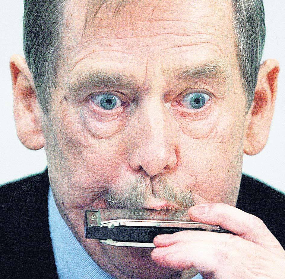 2004 - Havel na tiskovce nahání novináře pomocí foukací harmoniky.