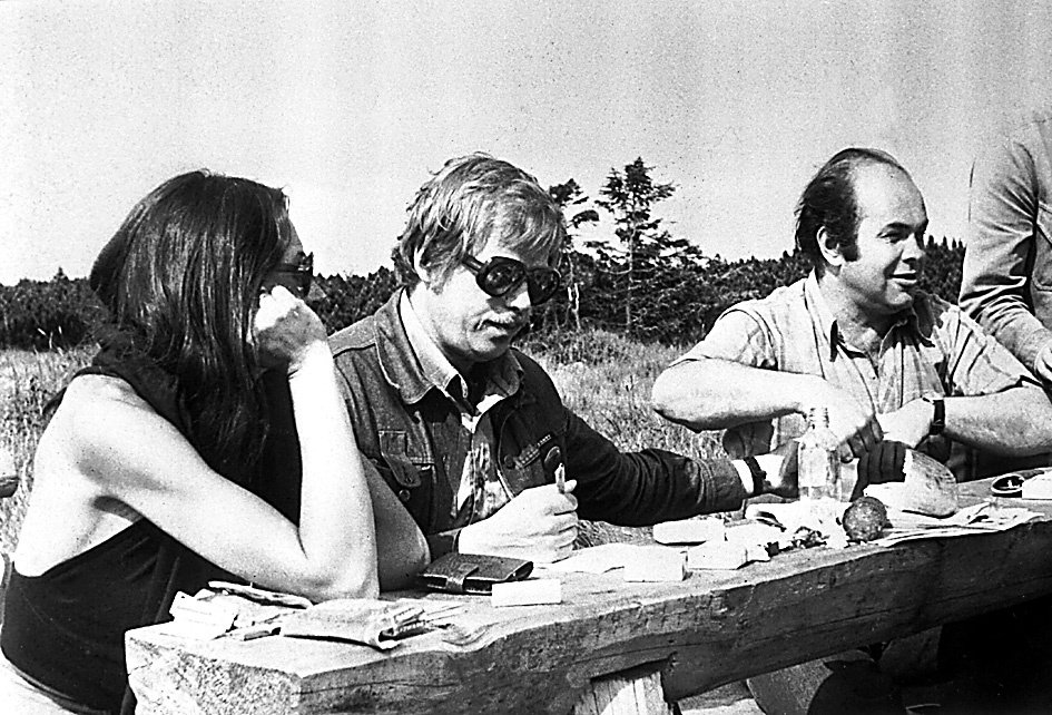 1977 - Delší vlasy a ulítlé brýle – Havel ve společnosti Marty Kubišové.