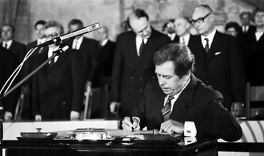 1989 - Novopečený prezident Václav Havel podepisuje slib.
