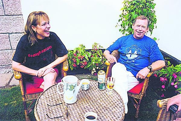 2001 Václav Havel s Dagmar na Hrádečku.