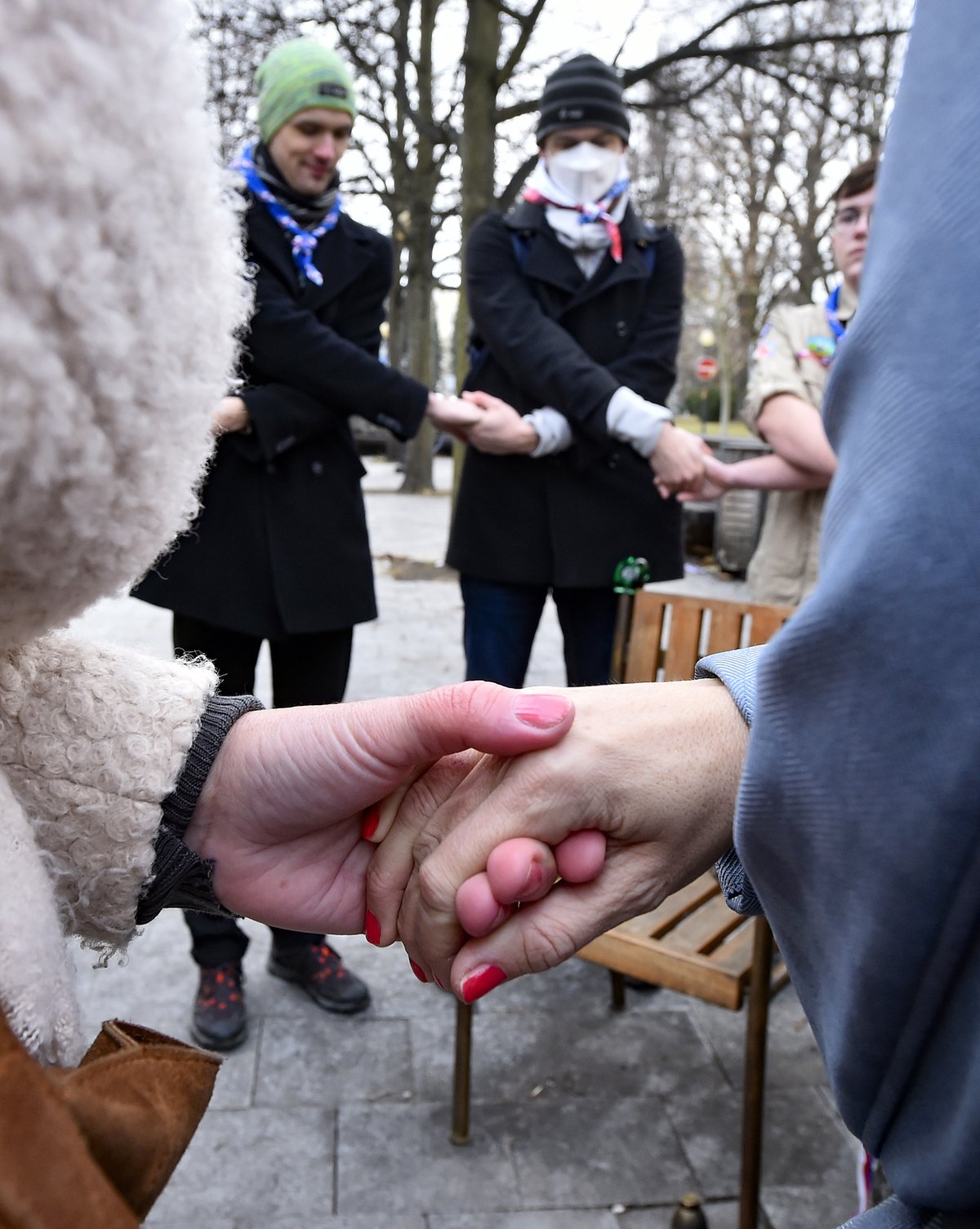 kauti z jihlavského oddílu Divočáci více jak půl hodiny drželi 18. prosince čestnou stráž u lavičky Václava Havla v Jihlavě. Připomenuli si tak desáté výročí úmrtí bývalého prezidenta. 