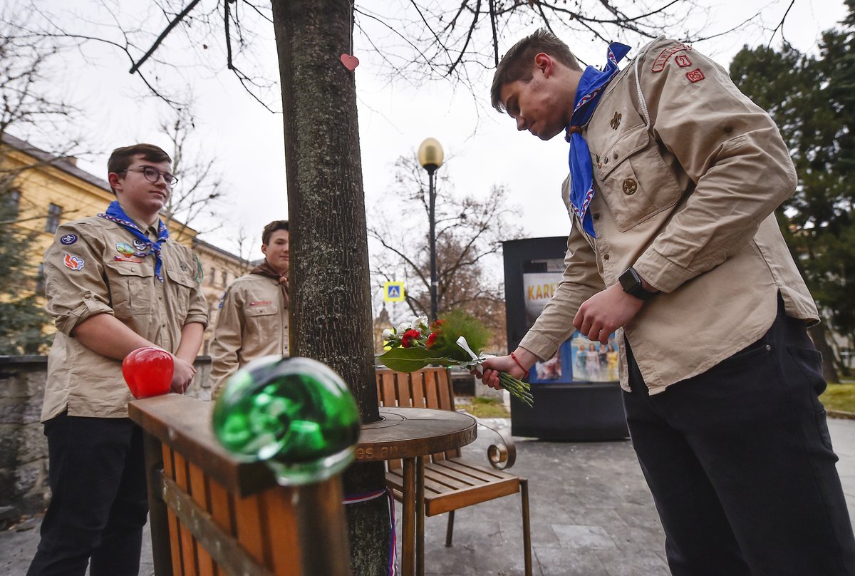 kauti z jihlavského oddílu Divočáci více jak půl hodiny drželi 18. prosince čestnou stráž u lavičky Václava Havla v Jihlavě. Připomenuli si tak desáté výročí úmrtí bývalého prezidenta. 