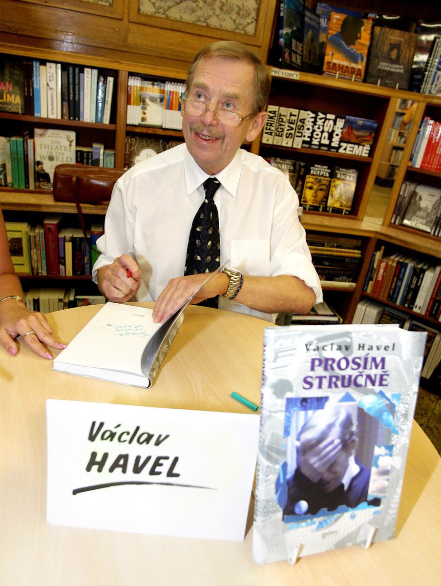 Červen 2006: Václav Havel na autogramiádě knihy Prosím stručně