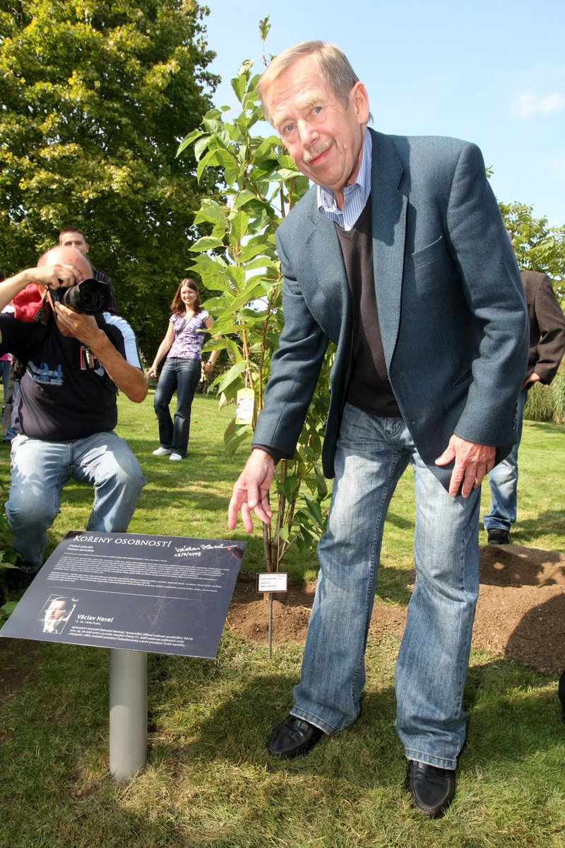 Září 2009: Václav havel v botanické zahradě zasadil strom