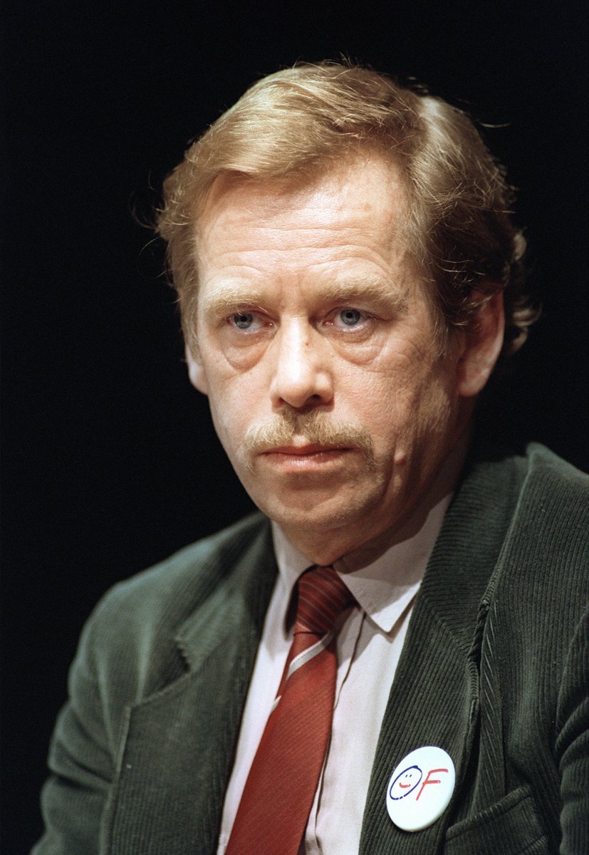 1989: Václav Havel s odznakem Občanského fóra