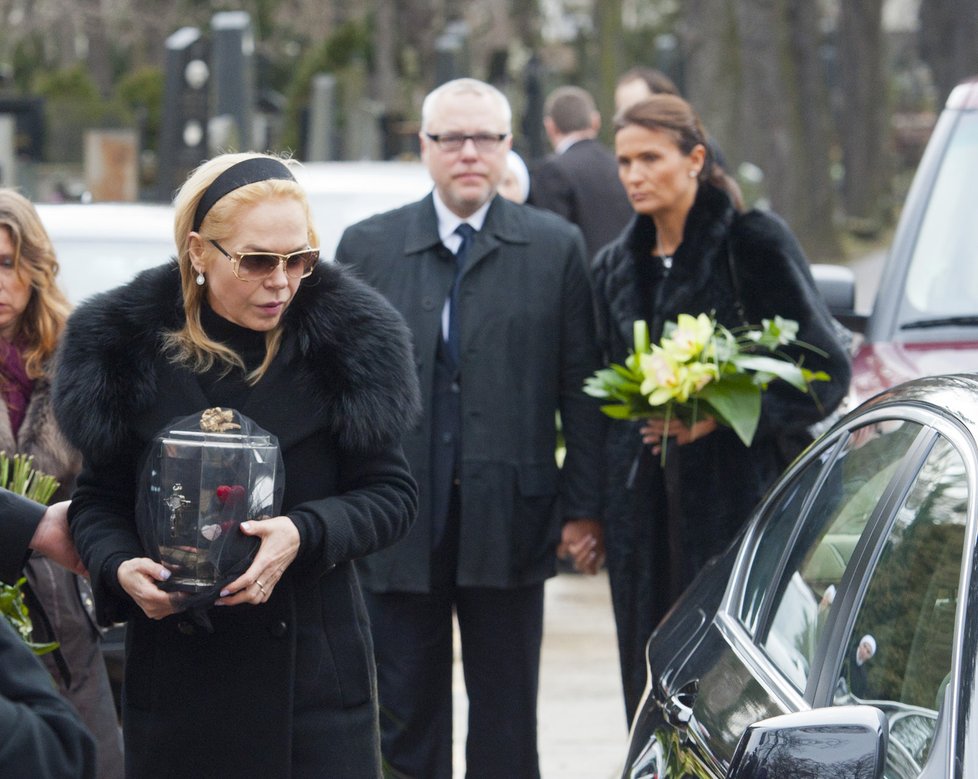 Dagmar Havlová na pohřbu Václava Havla pevně svírá urnu s manželovými ostatky