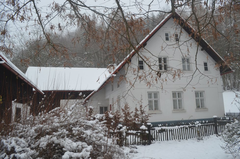 Květiny, svíčky a věnce na Havlově oblíbeném Hrádečku.