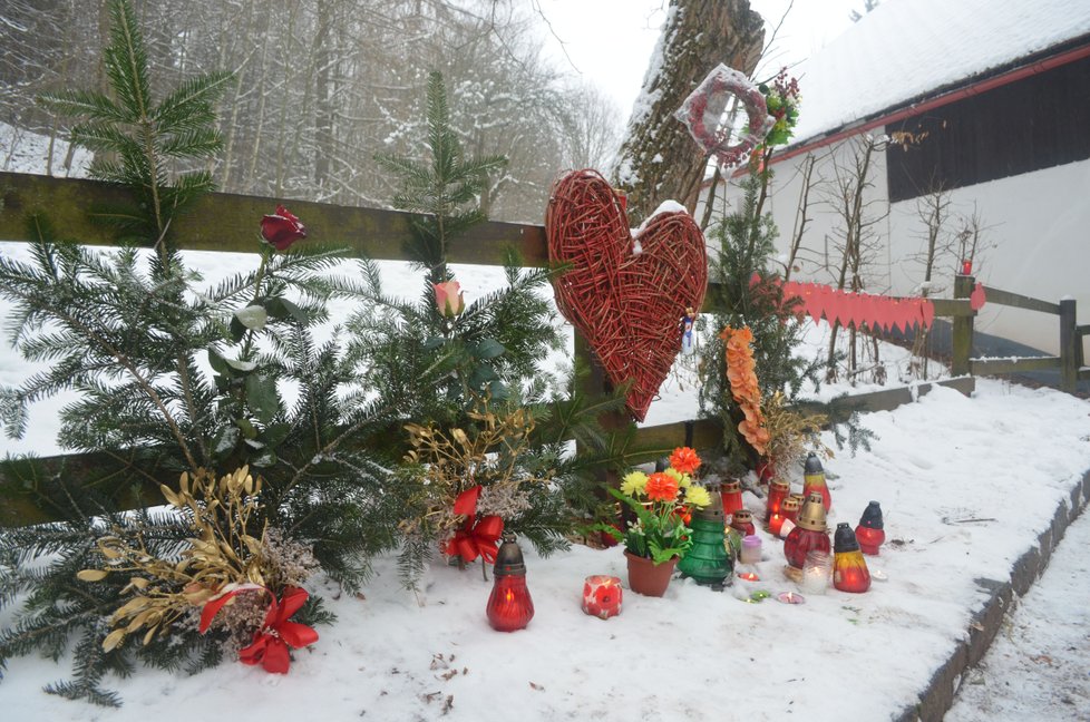 Květiny, svíčky a věnce na Havlově oblíbeném Hrádečku