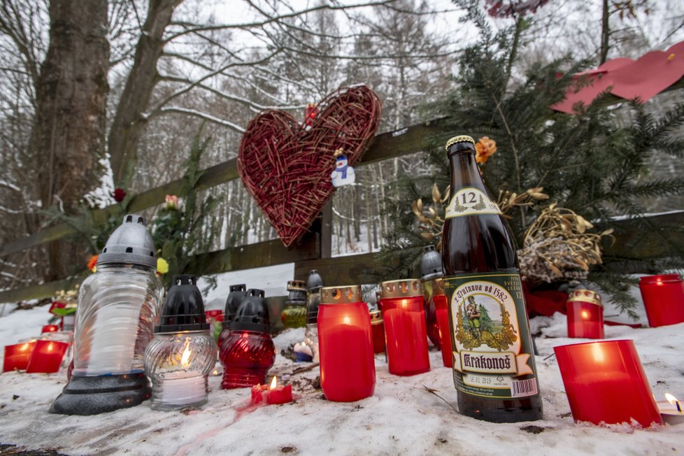 Květiny, svíčky a věnce na Havlově oblíbeném Hrádečku