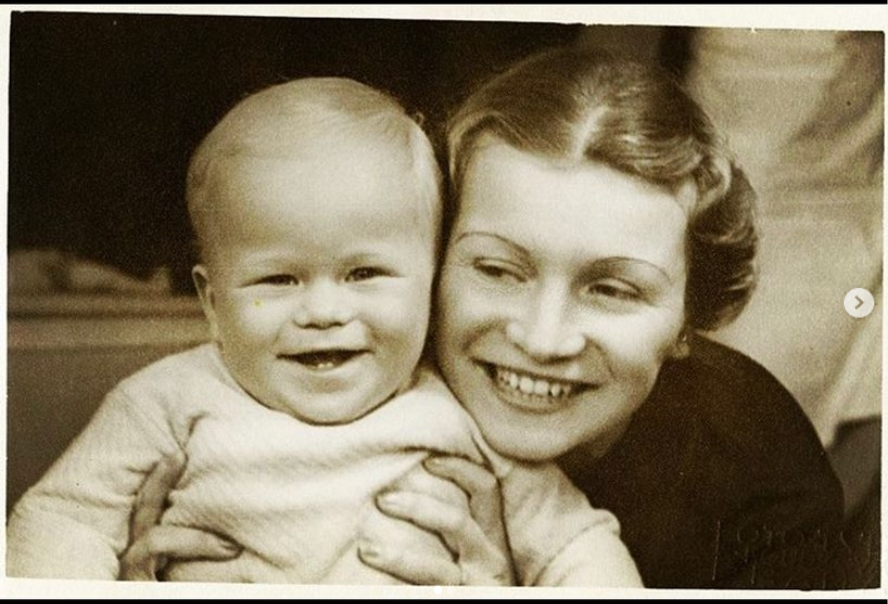 Václav Havel jako malé miminko se svou maminkou.