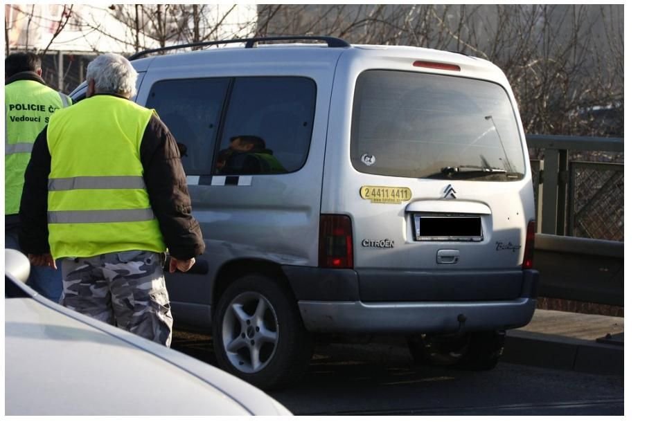 Kradené auto, v němž pachatel ujížděl, s dírami od kulek.